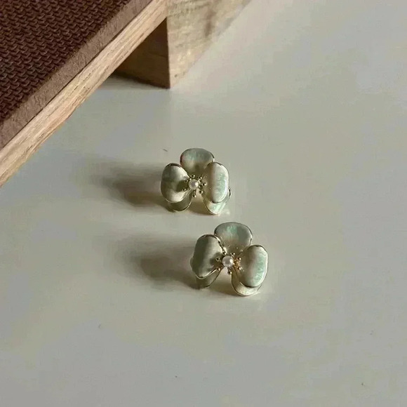 Gradient Phalaenopsis With Pearls Earrings - Picture 7 of 9